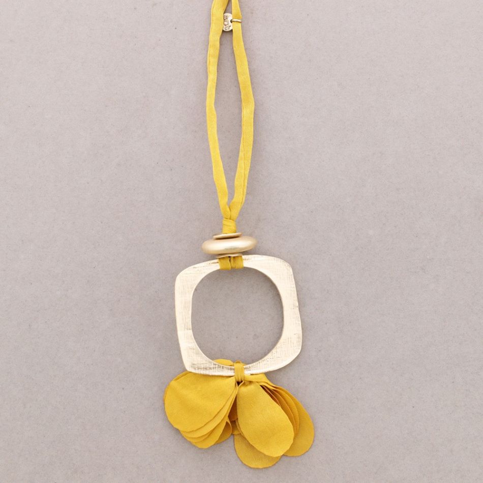 COLLAR LARGO COLGANTE METAL FLOR TELA