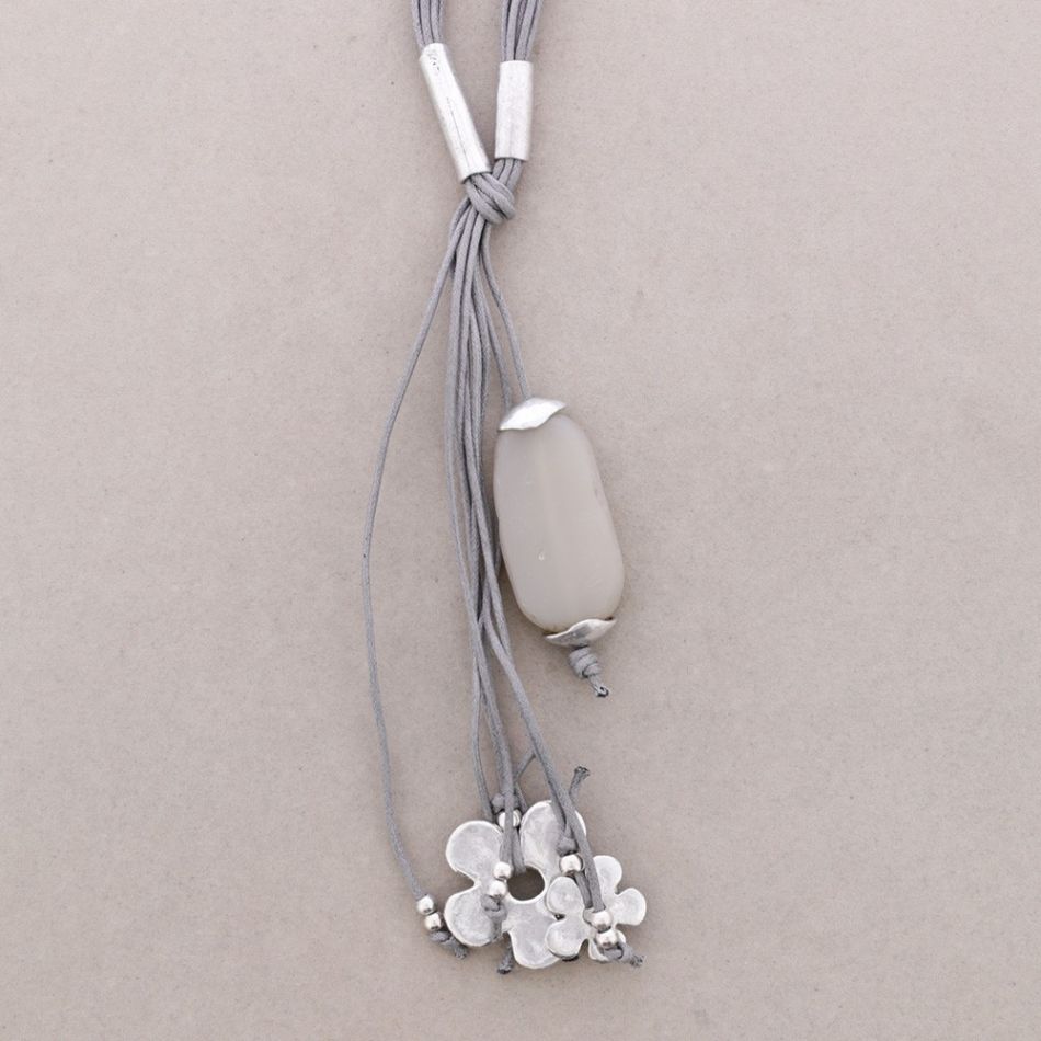 COLLAR LARGO CUENTAS METAL RESINA