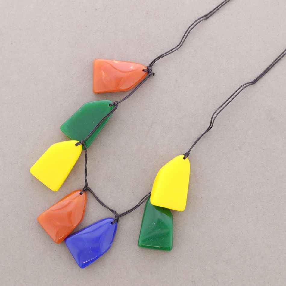 LONG NECKLACE WITH RESIN BEADS