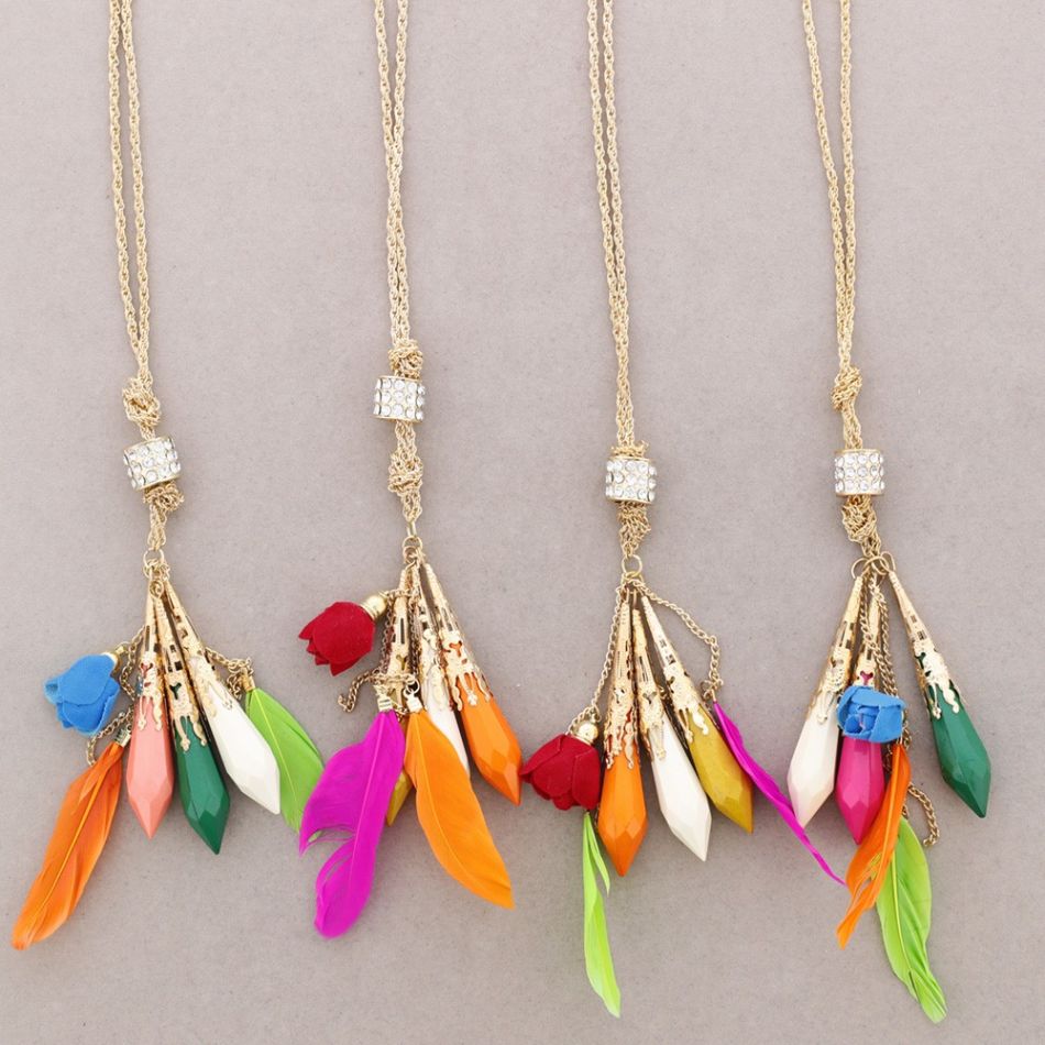 COLLAR LARGO COLG. METAL RESINA PLUMAS