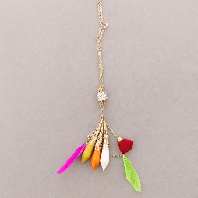 COLLAR LARGO COLG. METAL RESINA PLUMAS