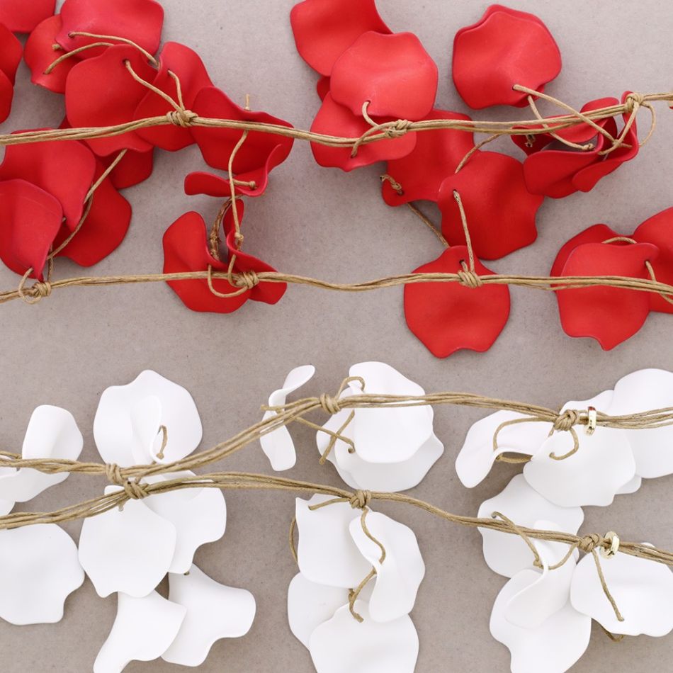 LONG RESIN PETALS NECKLACE