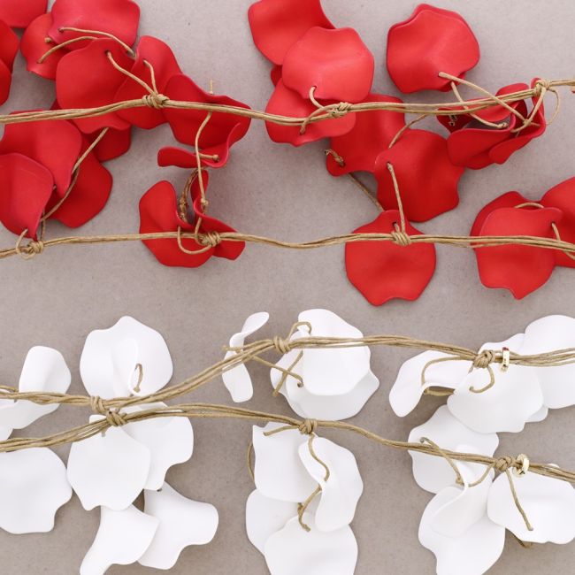 LONG RESIN PETALS NECKLACE