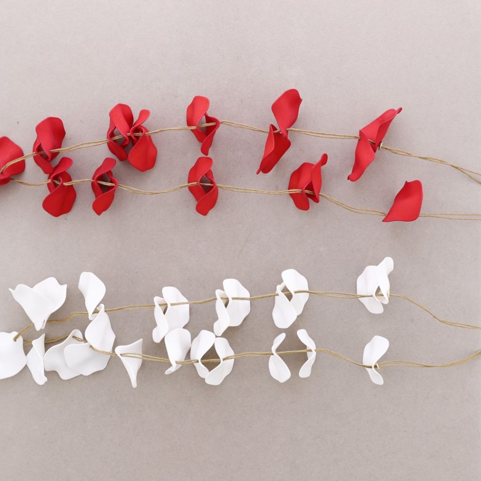 LONG RESIN PETALS NECKLACE