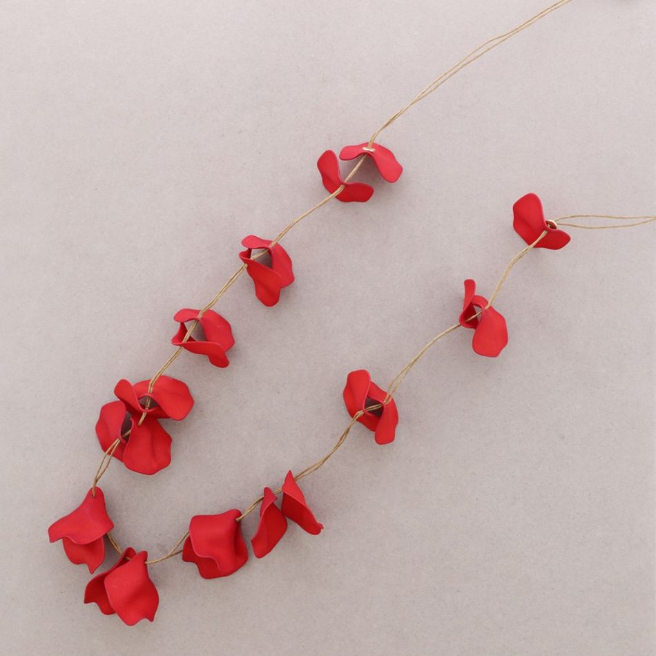 LONG RESIN PETALS NECKLACE