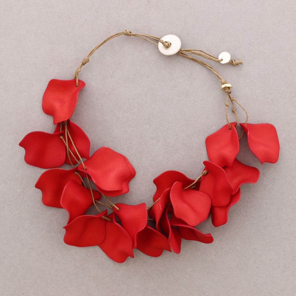 TRIPLE PETAL RESIN CHOKER