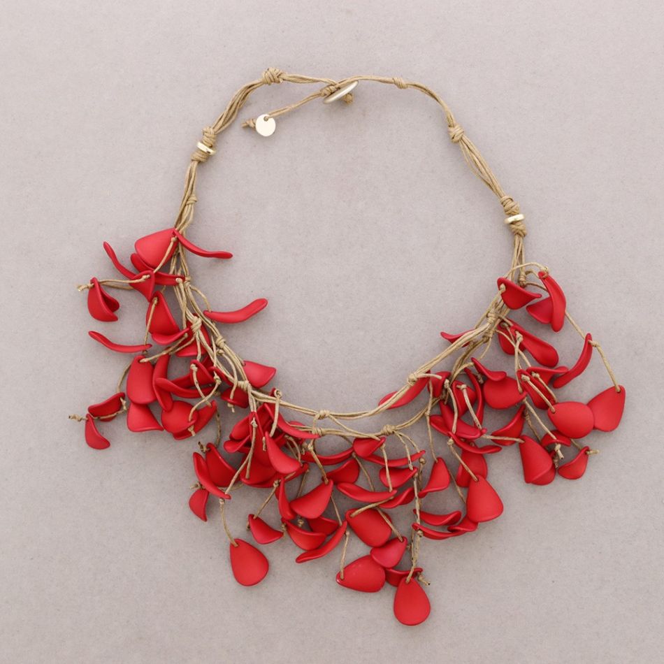 RESIN PETAL PENDANT CHOKER