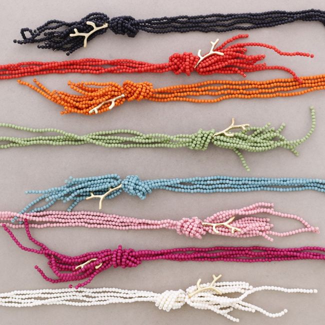 LONG NECKLACE WITH RESIN BEADS KNOT
