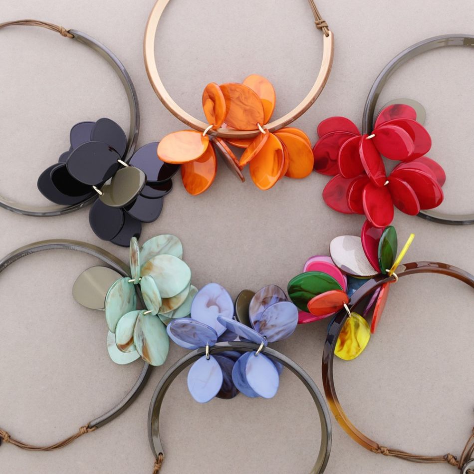 RESIN FLOWER NECKLACE