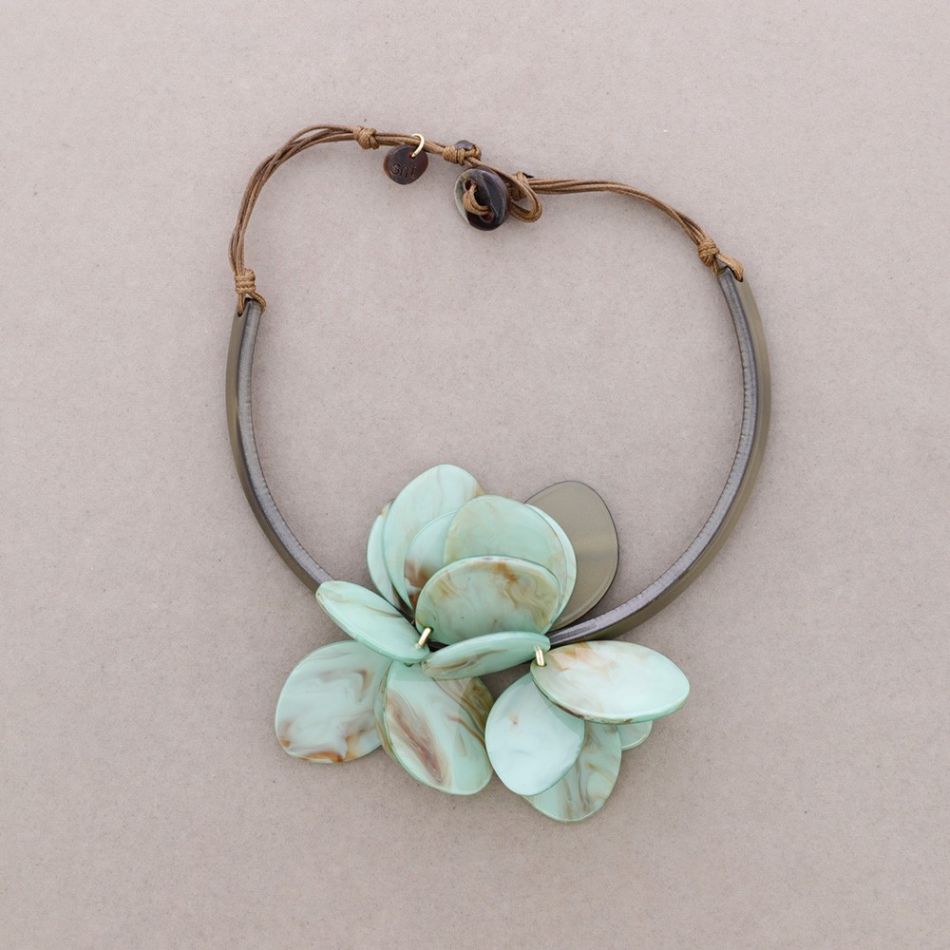 RESIN FLOWER NECKLACE