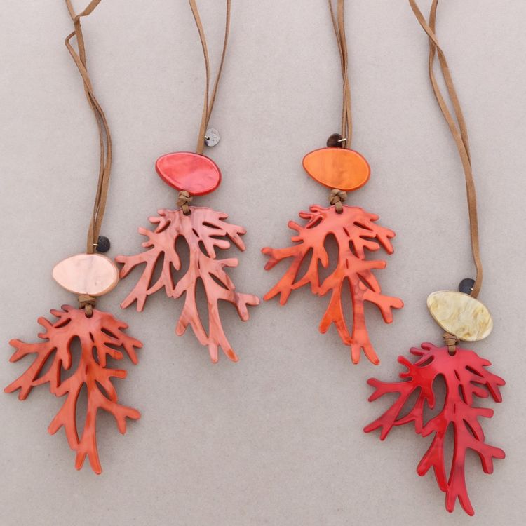 COLLAR LARGO COLGANTE CORAL RESINA 2