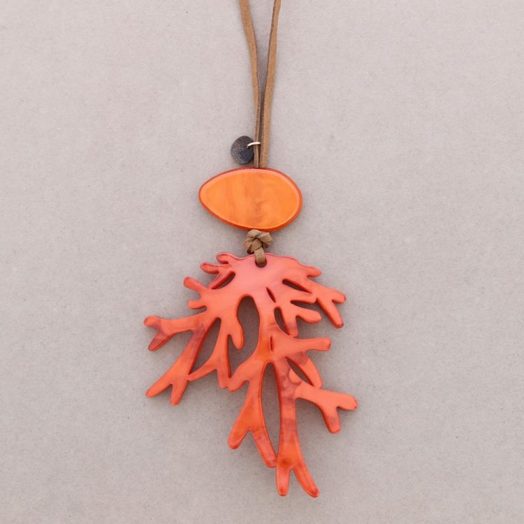 COLLAR LARGO COLGANTE CORAL RESINA