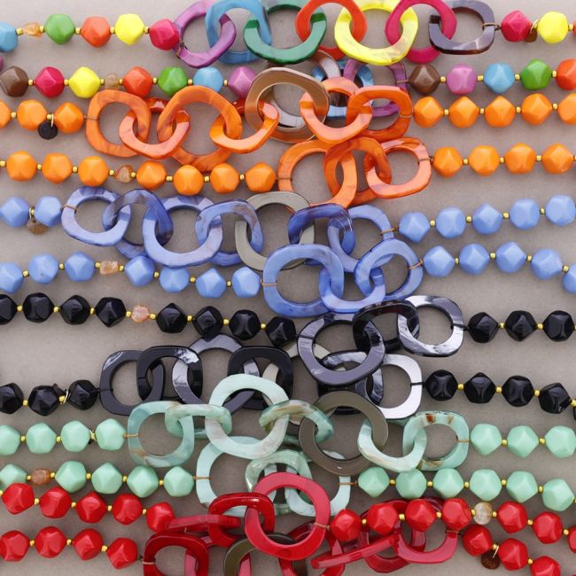 COLLAR LARGO CUENTAS ESLABONES RESINA