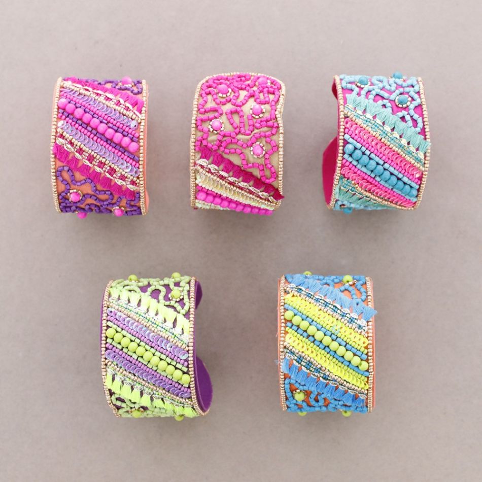 ADJUSTABLE ETHNIC BEADS BRACELET