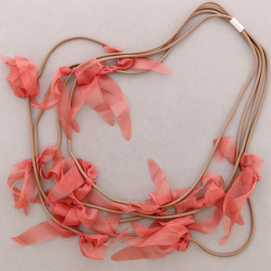 COLLAR IMÁN 4 NIVELES FLOR GOMA