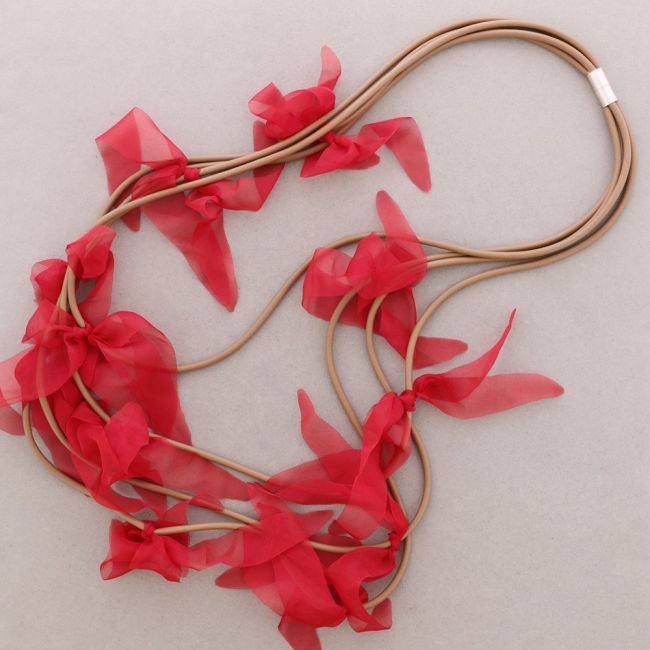 COLLAR IMÁN 4 NIVELES FLOR GOMA