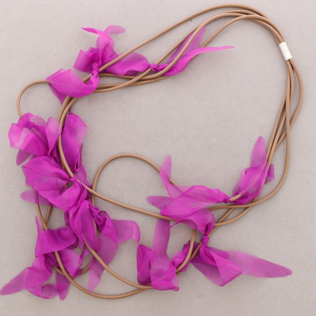 COLLAR IMÁN 4 NIVELES FLOR GOMA