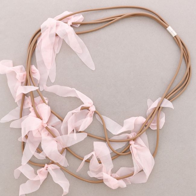 COLLAR IMÁN 4 NIVELES FLOR GOMA