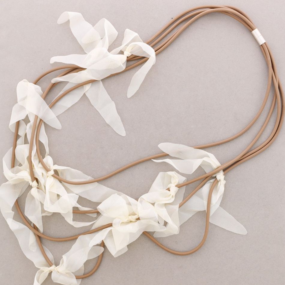 4 LEVEL MAGNET NECKLACE RUBBER FLOWER
