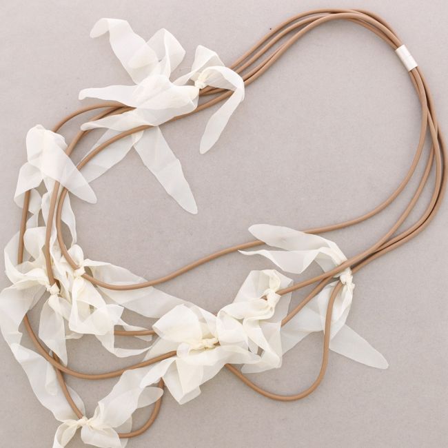 4 LEVEL MAGNET NECKLACE RUBBER FLOWER