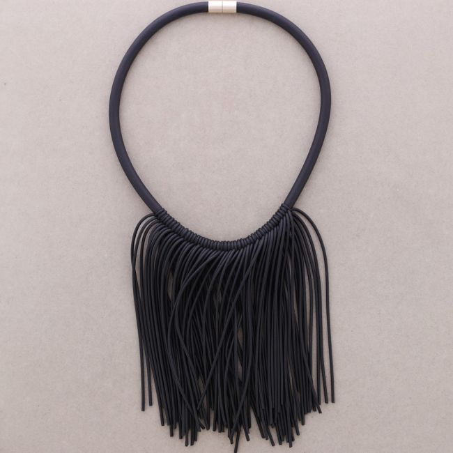 RUBBER MAGNET CHOKER WITH FRINGES