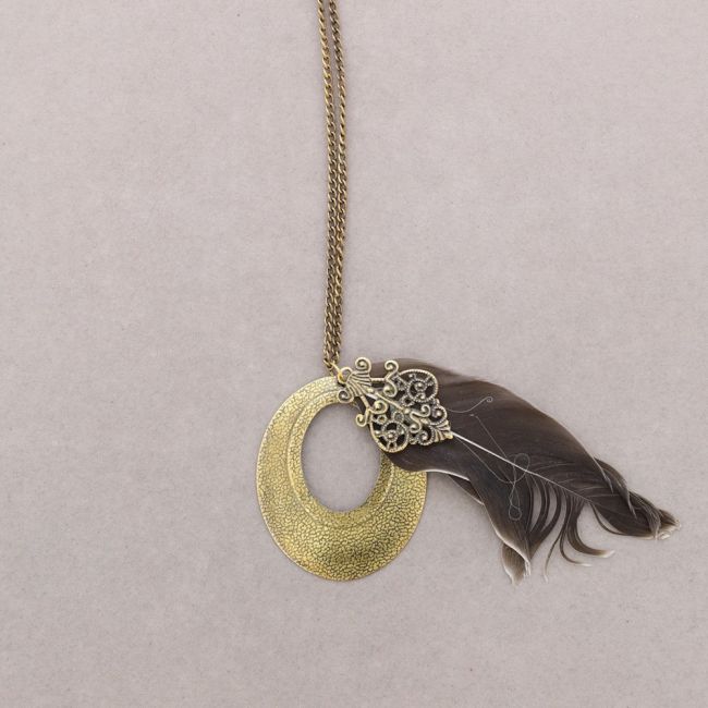 COLLAR LARGO COLG.METAL PLUMA