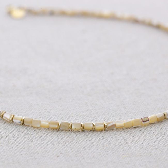 STEEL SHORT NECKLACE WITH NACRE BEADS
