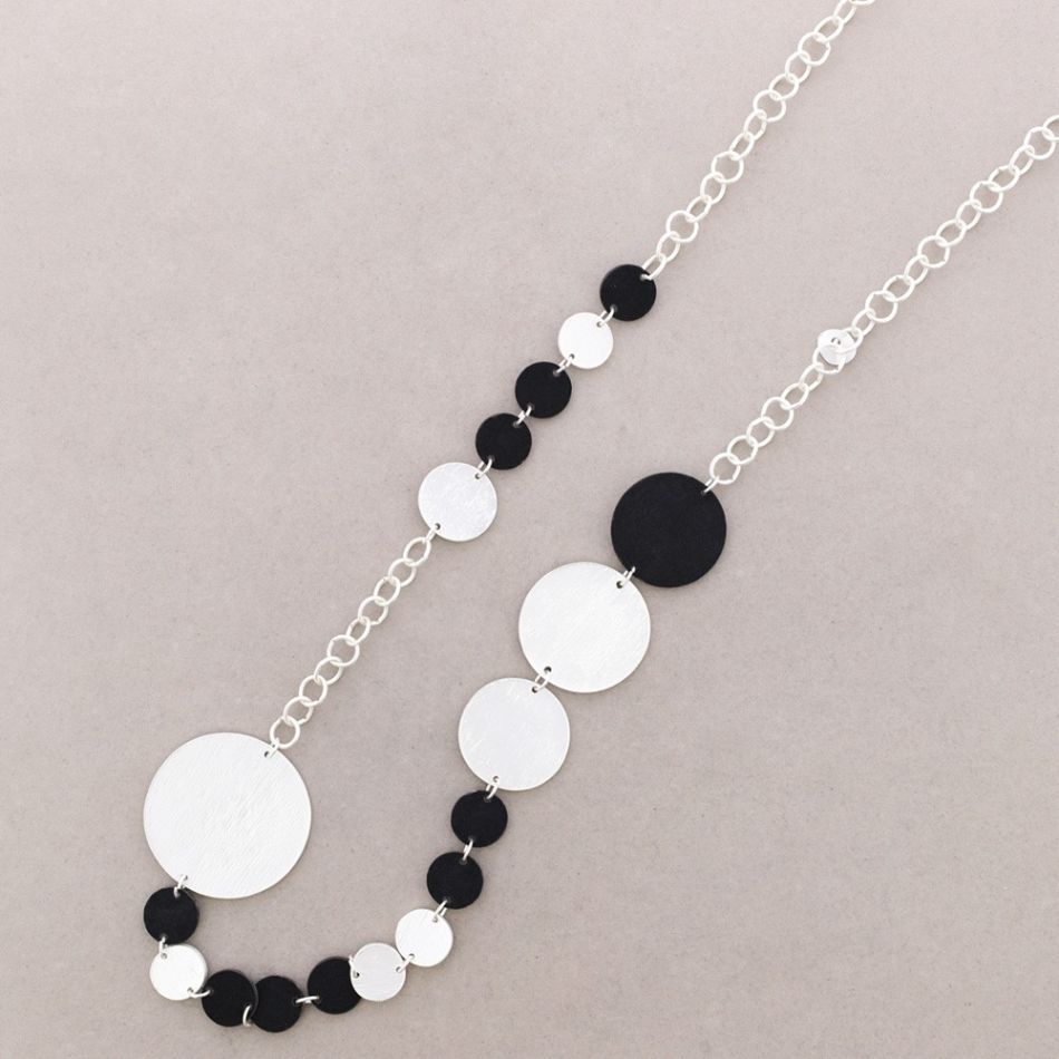 LONG CHAIN ??NECKLACE METAL VELVET MEDALS