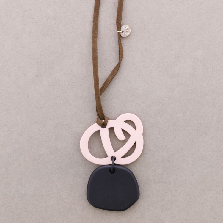 COLLAR LARGO COLGANTE RESINA