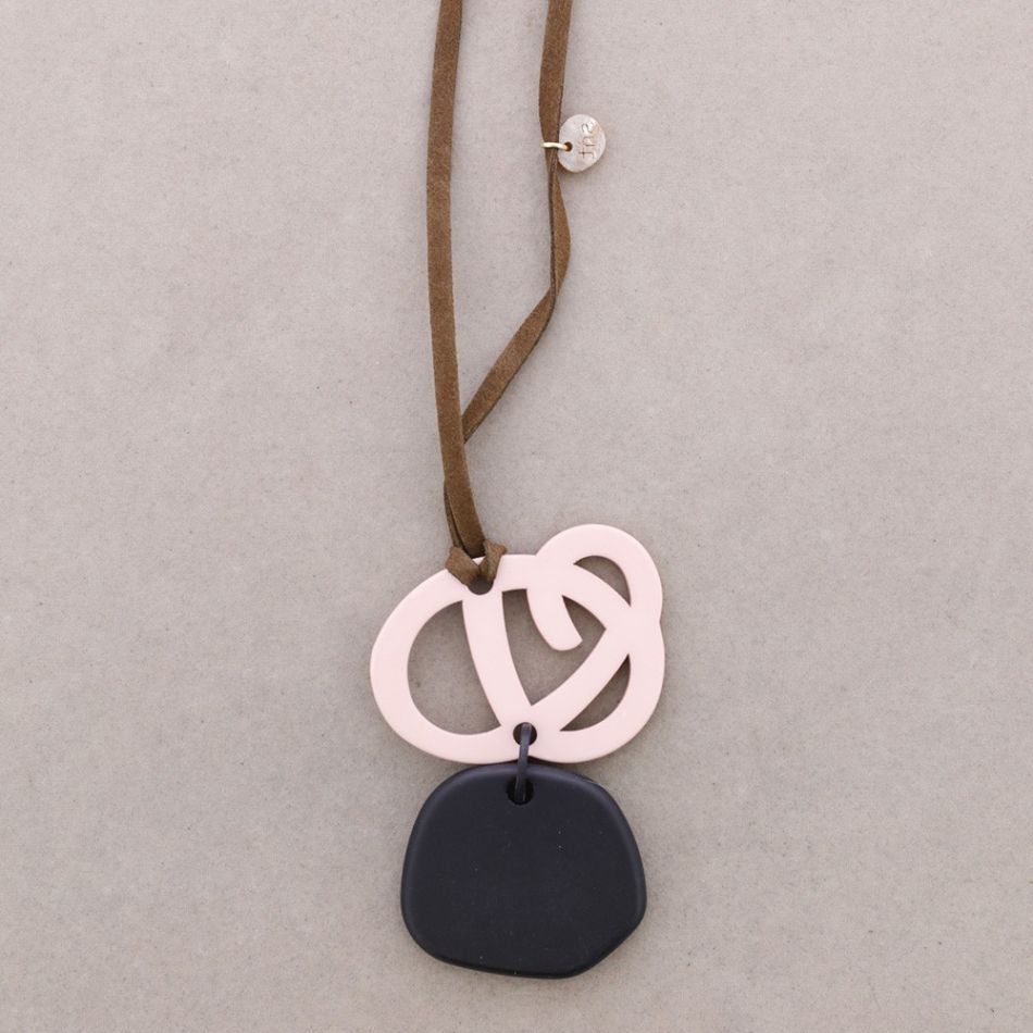 COLLAR LARGO COLGANTE RESINA