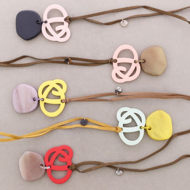 LONG RESIN PENDANT NECKLACE