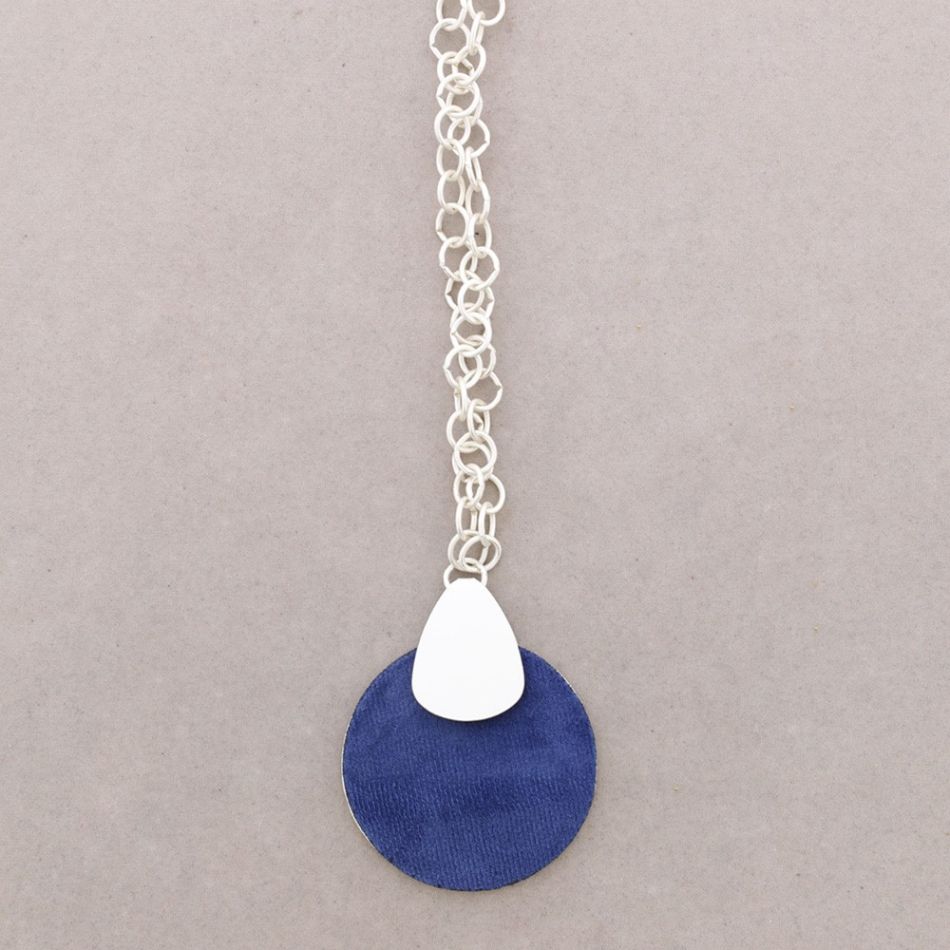 COLLAR LARGO COLGANTE MEDALLON TERCIOPELO