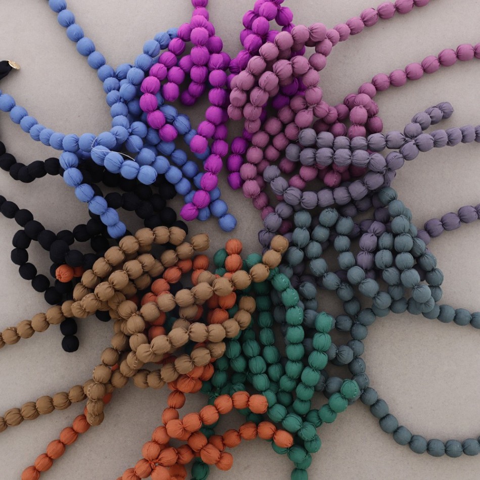 NECKLACE WITH COATED BALLS PENDANTS
