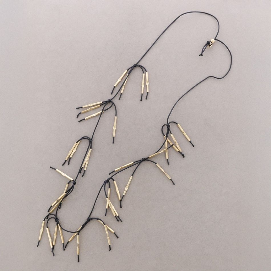 COLLAR LARGO FLECOS CUERO CUENTAS METAL