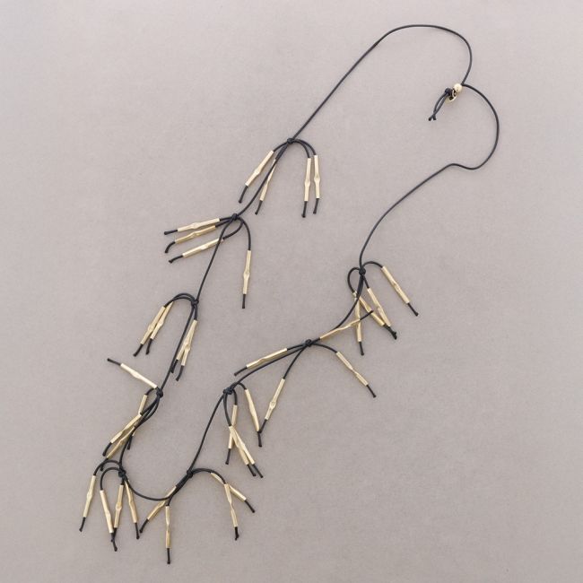 COLLAR LARGO FLECOS CUERO CUENTAS METAL