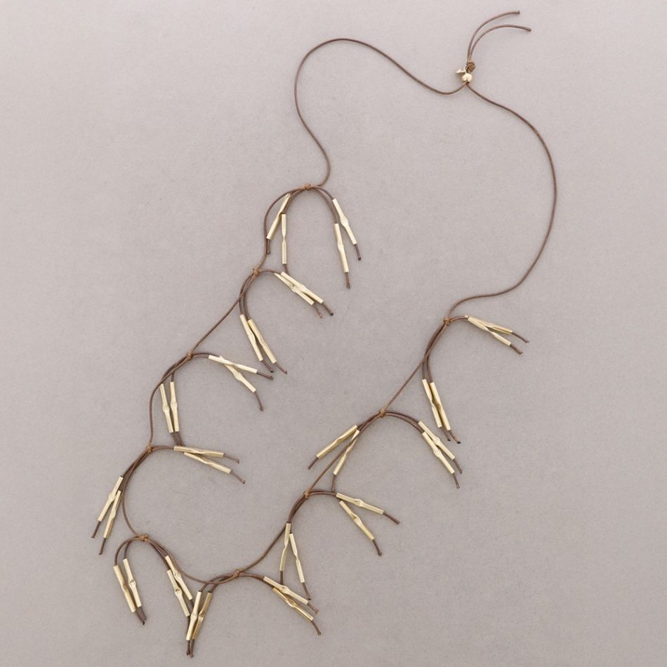 COLLAR LARGO FLECOS CUERO CUENTAS METAL