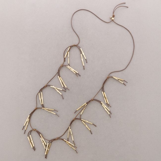 COLLAR LARGO FLECOS CUERO CUENTAS METAL