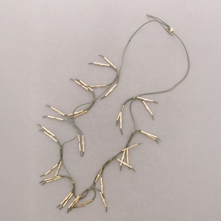 COLLAR LARGO FLECOS CUERO CUENTAS METAL