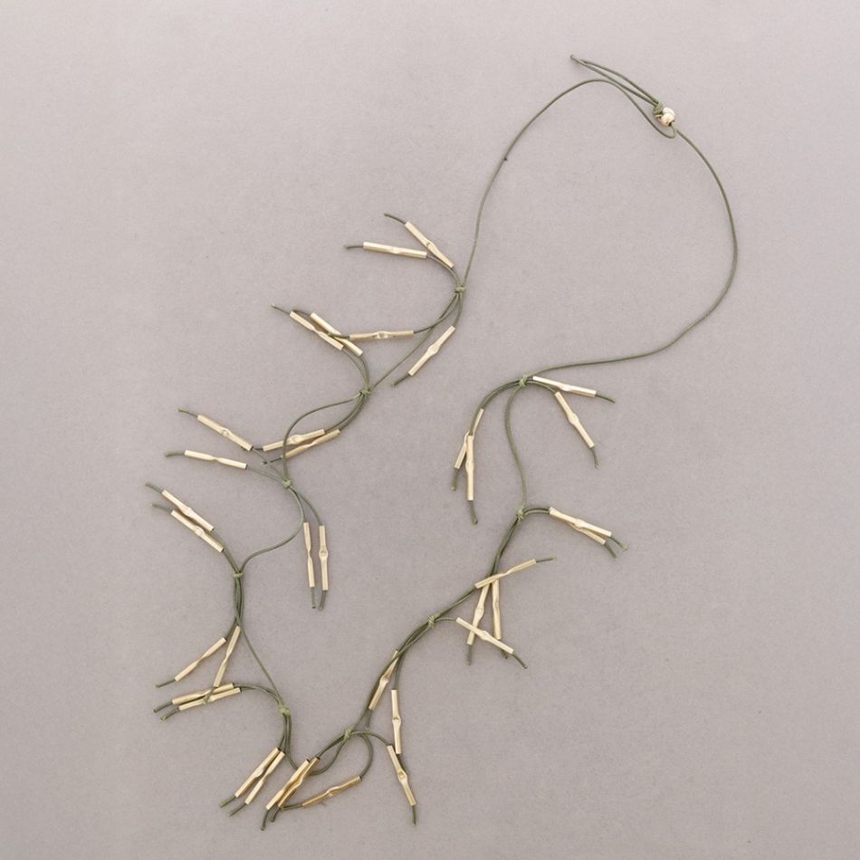 COLLAR LARGO FLECOS CUERO CUENTAS METAL