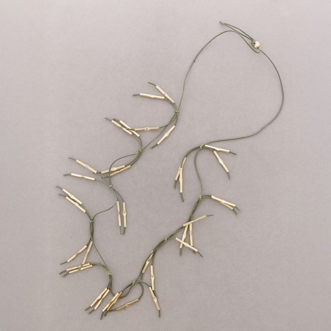 COLLAR LARGO FLECOS CUERO CUENTAS METAL