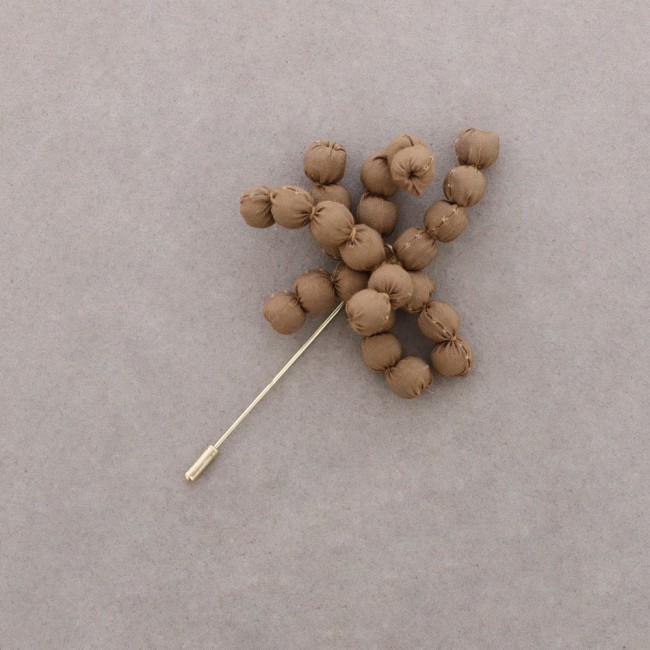 FLOWER NEEDLE BROOCH WITH COATED BALLS