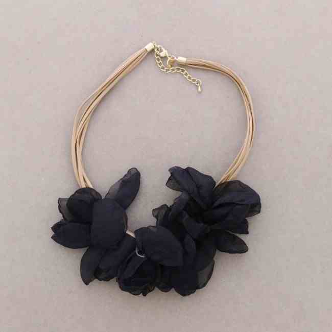 THREE FLOWERS SHORT NECKLACE